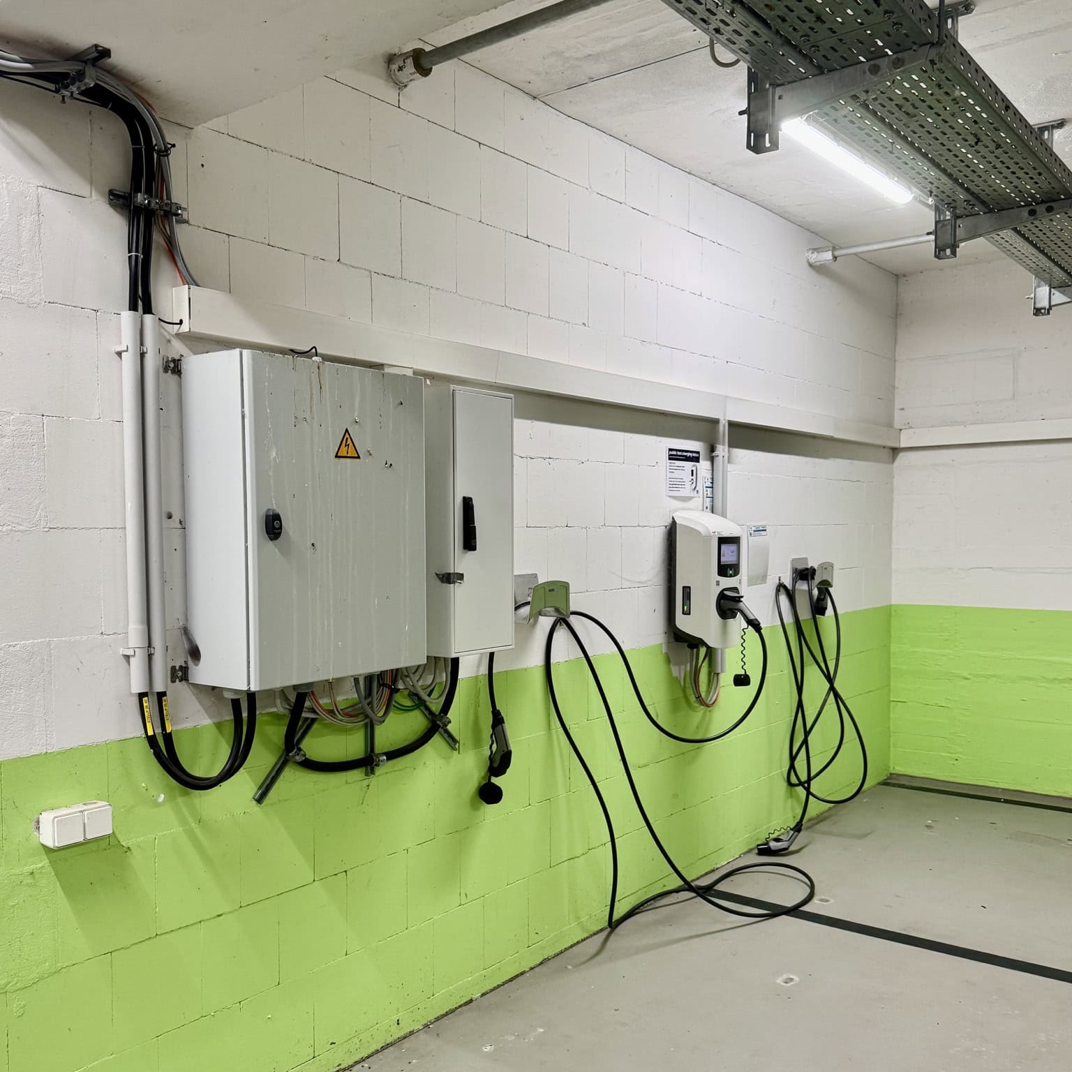 Wallboxen und Ladeinfrastruktur in einer Tiefgarage eines Mehrfamilienhauses